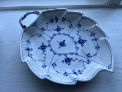 Porcelæn, Fad Bladformet Nr. 145, Royal Copenhagen Riflet, Smukt fad, 1. sortering, riflet. Perfekt 