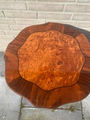 Hjørnebord, Flot antik bord med flot lakeret overflade sælges for 250kr