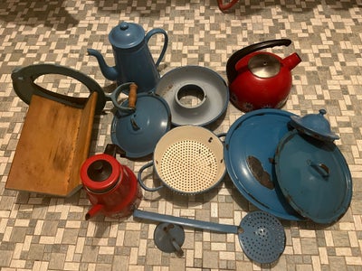 Køkkenudstyr, Madam Blå, Diverse Madam Blå og rød emalje 
Bl.a brødskærer, kaffekande, hulske, sigte