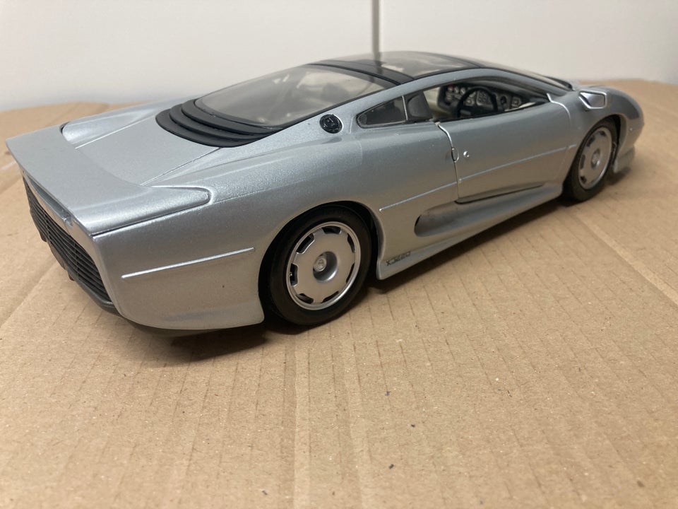 Modelbil, Jaguar XJ220 1/18, skala 1:18