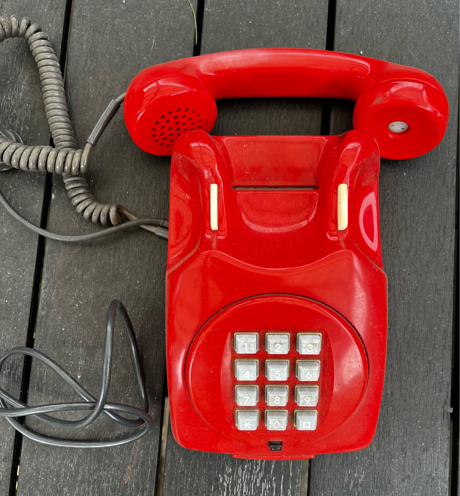 Bordtelefon, Ktas, Rød trykknap telefon