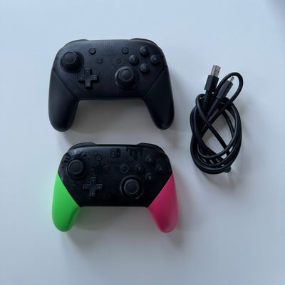 Nintendo Switch, Pro Controller, Sælger to originale Pro Controllere til Nintendo Switch - en standa