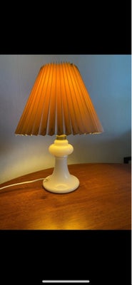 Anden bordlampe, Holmwgaard, Med skærm
Hvid glaslampe