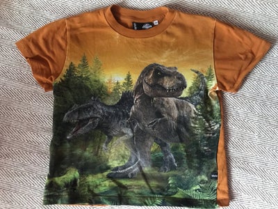 T-shirt, T-shirt, Molo, str. 104, Så god som ny T-shirt fra Molo, Jurassic World tema. Økologisk Bom