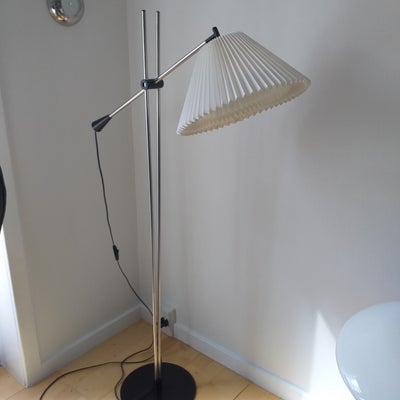 Standerlampe, Le Klint standerlampe, Christian Hvidt design for Le Klint model 323. Højde 134 cm. Fo