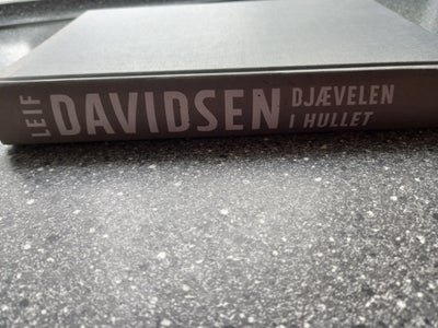 Djævlen i hullet, Leif Davidsen, genre: krimi og spænding, Bogen er hardback i pæn stand se også min