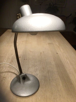 Lampe, Sjov Dell-lignende industrilampe som kan stå på bordet eller hænge på væggen.
