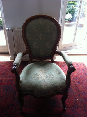 Sofastol, andet, “Antik”, Antik armstol med høj ryg, trætype ukendt.
Polstret sæde, ryg og armlæn. 
