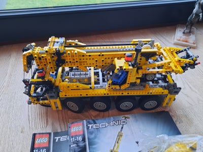 Lego Technic, 8421, Lego kran med 2 stk samlevejledninger,  motor medfølger,  den virker dog ikke. 
