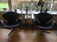 Arne Jacobsen, Svane stole, sort læder