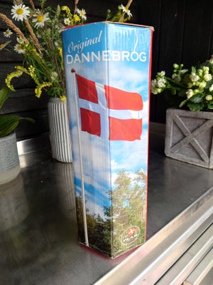 Flag, Dannebrog, 175x225 cm. Brugt ved een lejlighed og derfor som nyt, i original emballage.
DANNEB