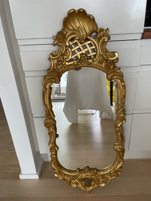 Vægspejl, b: 45 h: 100, Antik guld spejl. Der er diverse skavanker på rammen jf. billeder. 
Afhentes