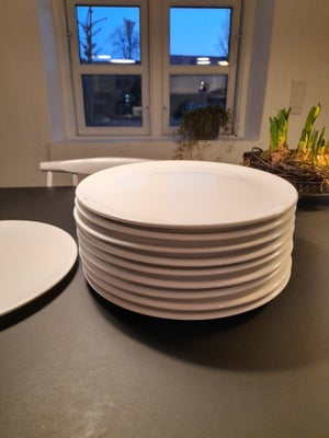 Porcelæn, Store tallerkener, 10 store hvide spisetallerkner. D: 29 cm
Perfekt som grilltallerken ell
