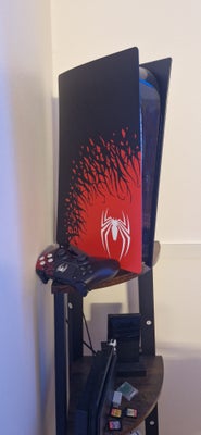 Playstation 5, Standard med disc, God, Købt ved release 

Der er spiderman plate på og spiderman con