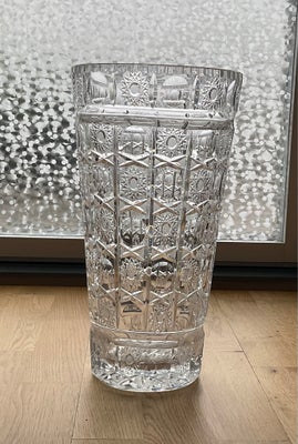 Vase, Krystal vase, Krystalvase 35,5 cm høj, dia. På toppen 19 cm. Fremstå flot, uden skrammer. Send