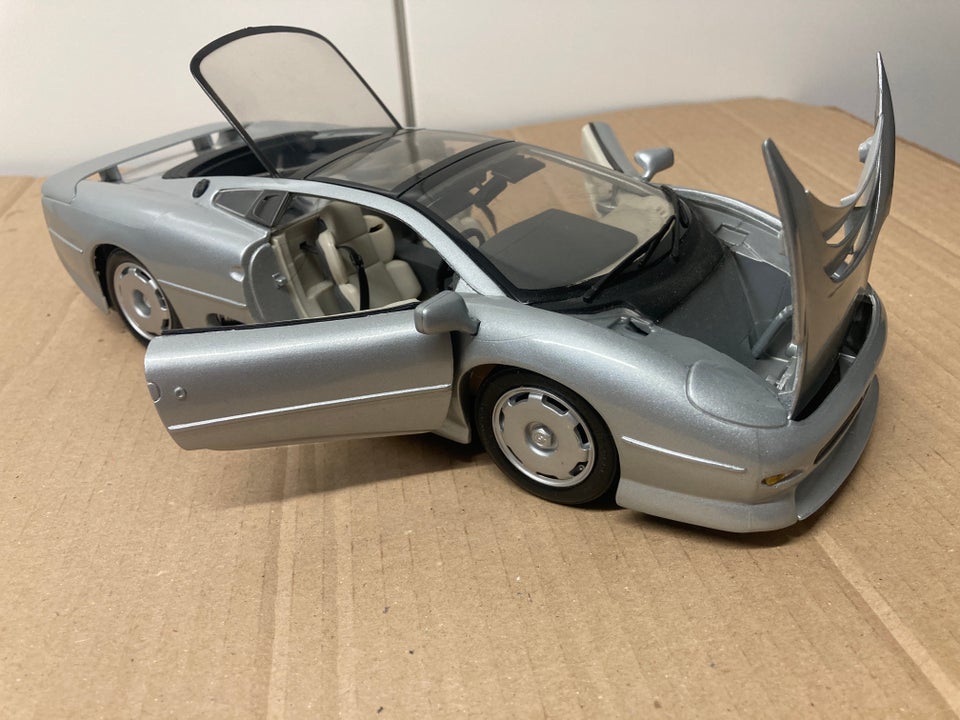 Modelbil, Jaguar XJ220 1/18, skala 1:18