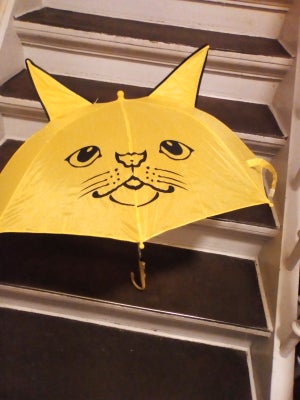 Paraply, Børne-paraply..NY.. Meget sød, incl. lille fløjte, se foto 2 forneden... (kan tages af).

H