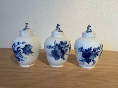 Porcelæn, Tedåser, Royal Copenhagen, 3 tedåser i blå blomst svejfet. De måler 13 cm i højden. En er 