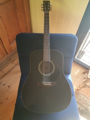 Western, Norman B18, Dejlig håndbygget canadisk guitar. 

Guitaren har haft et aktivt liv, og har en