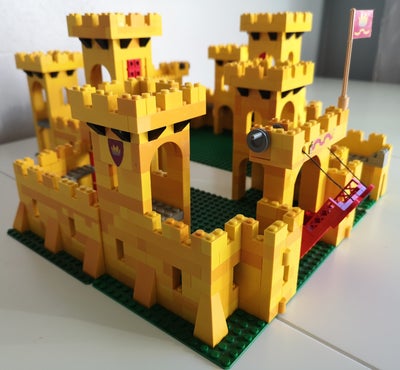 Lego Castle, 375, Den Gule Borg
To komplette sæt.
Det ene sæt har svære solskader, men som man kan s