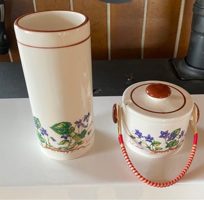 Fajance, Marmeladekrukke og vase, Norishin potteries, Retro lot
Maneladekrukke med låg 75 kr
Vase 75