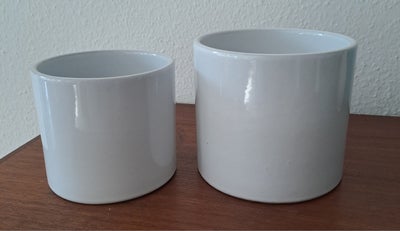 Keramik, Urtepotteskjuler, Western Germany, To hvide WG urtepotteskjuler. 
12 og 10 cm høje.
En med 