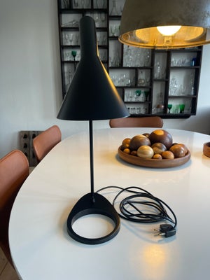 Arne Jacobsen, “Næbbet”, Bordlampe, Fin stand, stor model