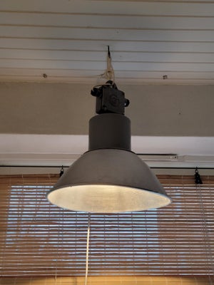 Anden loftslampe, Industri
Grå

Har fungeret som lys i køkken over vaskebord.
Giver godt lys
Sælges 