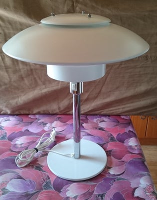 Anden bordlampe, Stor, flot bordlampe.
Højde 50 cm
Kender ikke mærket, men god kvalitet og fin stand