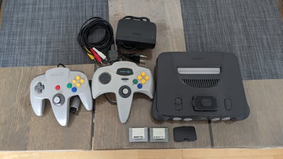 Nintendo 64, Standard grå, God, Grå n64'ere sælges.

Dette medfølger: 1 konsol, 1 uoriginale control