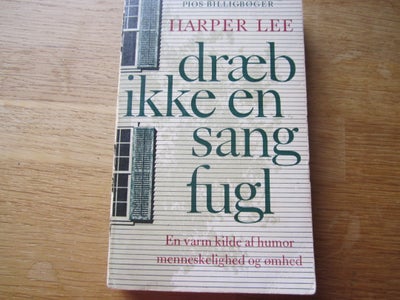 Dræb ikke en sangfugl, Harper lee, genre: roman, Softback fra 1961
Bogen er slidt i omslag og der er
