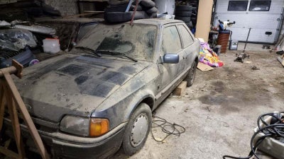 Ford Escort, 1,4i Savoy, Benzin, 1989, lysblåmetal, 3-dørs, Forden har stået indenfor i ca 8- 10år. 