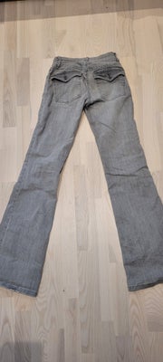 Bukser, Nelly, str. 34,  Grå,  Denim,  Næsten som ny, Fed buks - low waist, bootcut jeans 
Fra ikke 