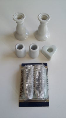 Små hvide Lysestager, 



5 stk. stager + 24 sølv lysmanchetter

Hjertestage ca. 3 cm. højde 1,5 cm.