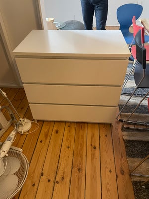 Kommode, b: 80 d: 48 h: 78, Hvid Malm kommode fra IKEA. Modellen er med tre skuffer. Fungerer som de