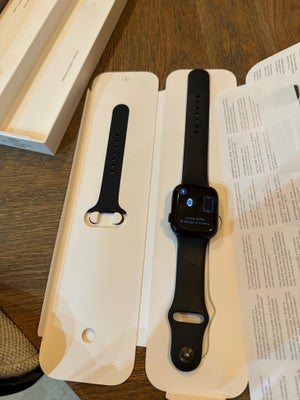 Smartwatch, Apple, Apple Watch Series 7 45 mm.

Brugt men fungere fint, har lidt ridser/skrammer som