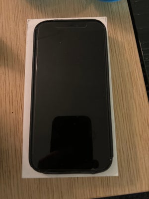 iPhone 12, 128 GB, sort, God, iPhone 12 sælges da jeg har fået en ny.
Der er en revne i panzerglasse