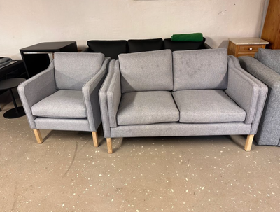 Sofagruppe, stof, 3 pers. , Kragelund, Nyt sæt, to personers sofa samt stol i et praktisk gråt tekst