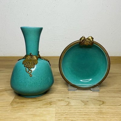 Keramik, Vase og skål, Kehlet, Super fint lille sæt i form af vase og asiet i den flotte grønne farv