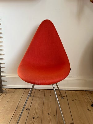 Arne Jacobsen, stol, Dråben fuldpolstret, Smuk stol, fuldpolstret med koralfarvet stof og stålben.
V