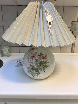 Anden bordlampe, RETRO, Keramik bordlampe i hvid med blomster deco og vissen grøn plisse skærm fra L