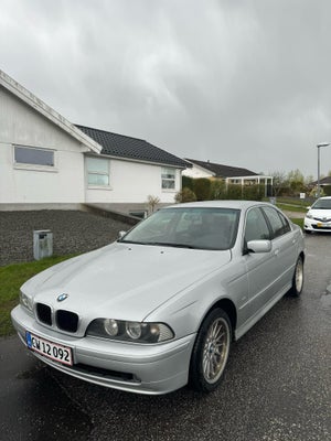 BMW 525i, 2,5 Steptr., Benzin, 2002, km 362000, sølvmetal, 4-dørs, 2.5 L 197 hk 
Facelift model 
Aut
