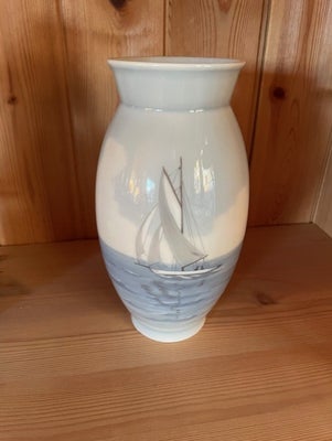 Vase, Vase B&G, Bing & Grøndahl, Bing & Grøndahl porcelæns vase med motiv af sejlskib på åbent hav. 