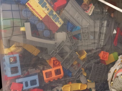 Lego Duplo, Lego tog, Indholdet af en kæmpe 52 liter kasse med Lego duplo tog. Inkl tog, togskinner,