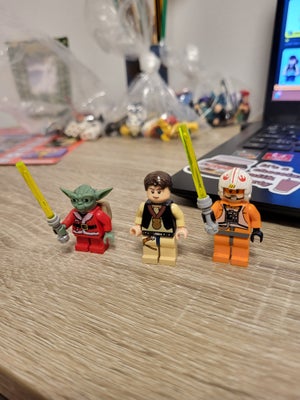 Lego Star Wars, Christmas Yoda med rygsæk - 40kr

Han Solo medal celebration - 25kr

Luke Skywalker 