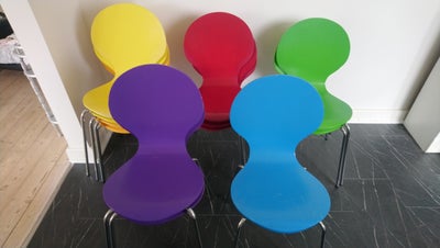 Spisebordsstol, 12 flere farvet skalke stole.

4 gule.
3 røde.
2 lilla.
2 grønne.
1 tyrkis blå.

Pri