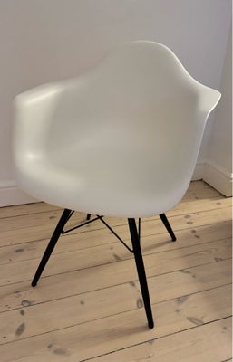 Spisebordsstol, Plast + ahorn, Eames, b: 62 l: 60, Eames armchair DAW, hvid med sorte ben i ahorn. 1