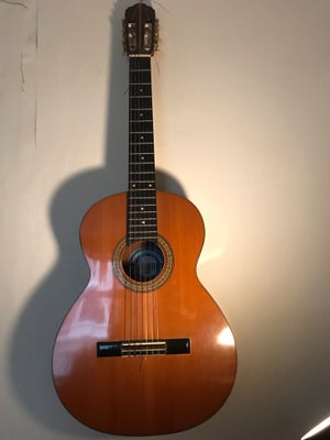 Spansk, andet mærke, Håndbygget spansk guitar fra Lima, Peru - bygget af brødrene Chavarro. Båndene 