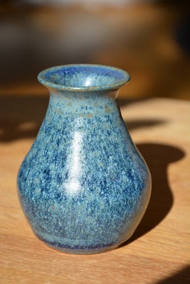 Keramik, Vase, L Hjorth, Lille sød vase af L. Hjorth, fra Hjorts Fabrik på Bornholm.

Vasen er ca. 9
