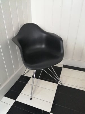 Eames, Sorte og hvide Eames Plastic Armchair DAR, Stol, 
 – Designklassiker til salg

Beskrivelse:
V